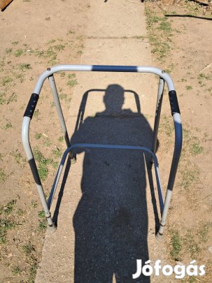 Állítható magasságú járókeret, lépegető. 