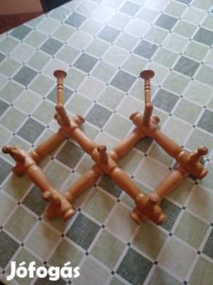 Állítható szélességű fa esztergált fogas kalaptartóval 