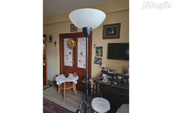 Álló lámpa (a talpán javított, de kivülről nem látszik)