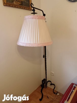 Álló lámpa rózsaszín rakott ernyővel