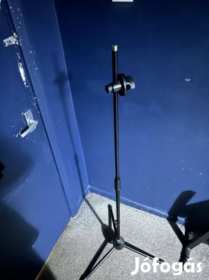 Álló mikrofon állvány kb 180cm magas de lehet magasabb lábak össze