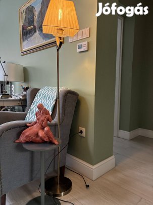 Állólámpa ernyövel