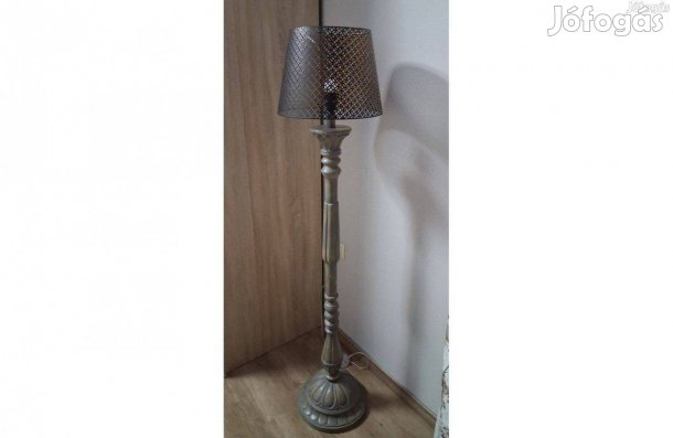 Állólámpa fém lámpaernyővel