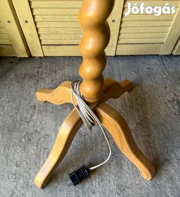 Állólámpa koloniál típusú