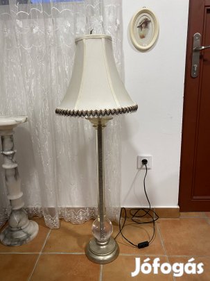 Állólámpa világos színű lámpaernyővel