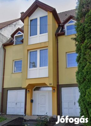 Almagyar-dombon ingatlan Eladó 