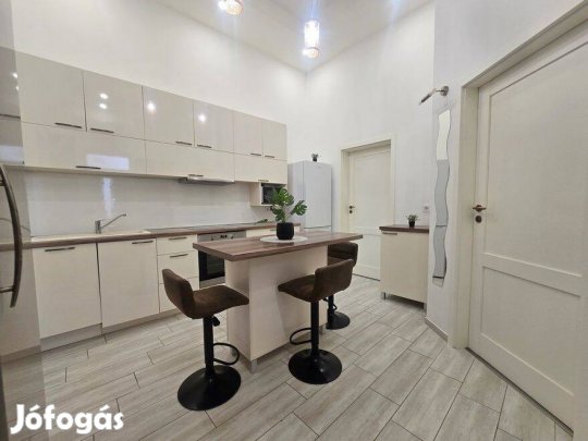 Álomlakás a belvárosban, igényesen bútorozva, gépesítve Kiadó!