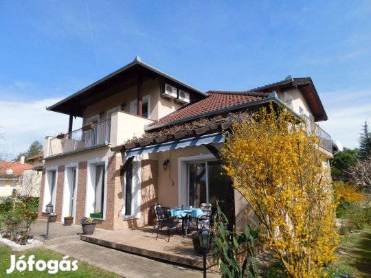 Alsó - Gyenesdiáson strand-közeli nívós ház eladó
