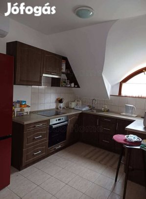 Alsópáhokon első emeleti panorámás lakás eladó!