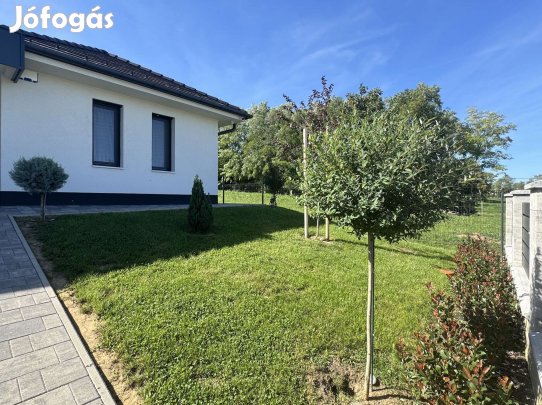 Alsópáhokon újszerű, egyszintes családi ház eladó