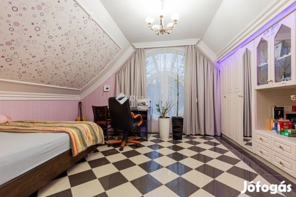 Alsórákoson 3 szintes CSALÁDI HÁZ nagy kerttel