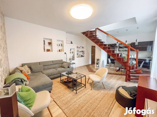 Alsórákoson felújított, erkélyes, 4+fél szobás lakás eladó