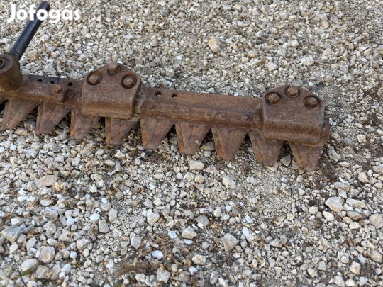 Alternáló kasza pengesor vágóasztal