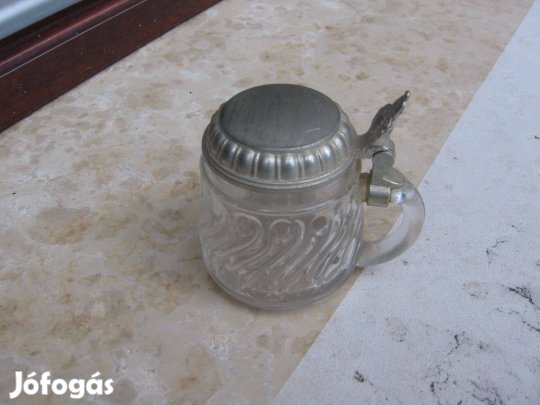 Alumínium tetővel metszett üvegkorsó