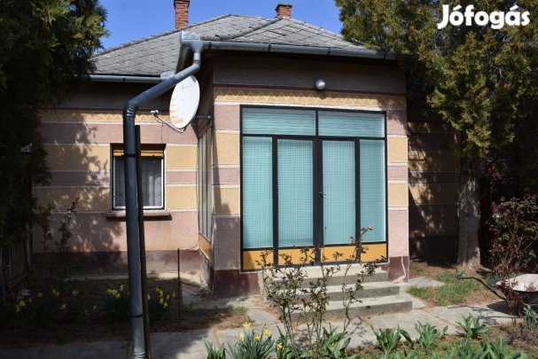 Alvégen 2 szobás, tégla építésű, összkomfortos családi ház eladó!