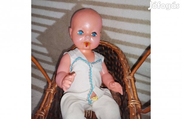 Alvó /Pislogó/baba ,cumival, ruhában. :1960 -s évekből