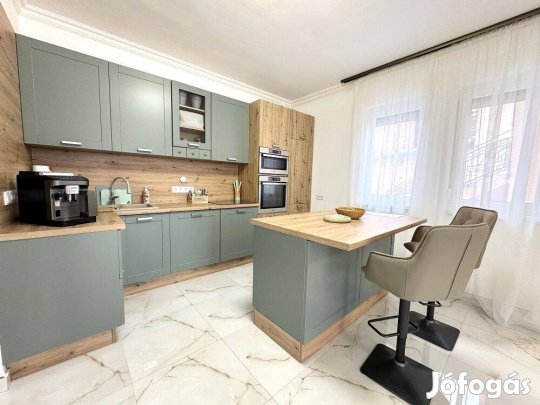 Amerikai konyhás nappali+2 hálószobás teljesen felújított lakás eladó!