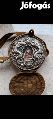 Amulett és díszszabja