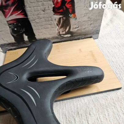 Anatomiai kerékpár nyereg 610gr 34cm széles 29cm hossz