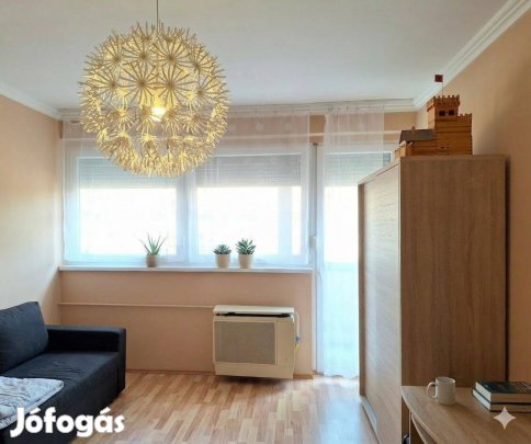 Andrássy úti, 2.emeleti, erkélyes téglalakás eladó