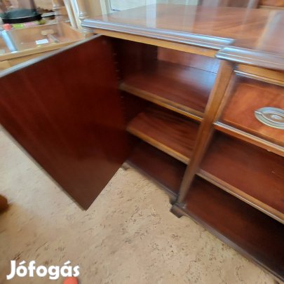 Angol három ajtós komód.