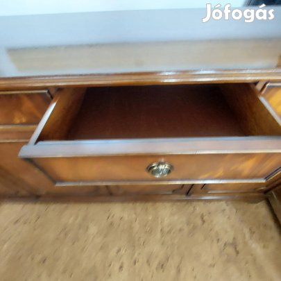 Angol négy ajtós komód.