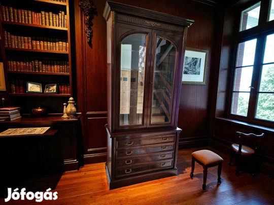 Angol stílusú magas komód-vitrin