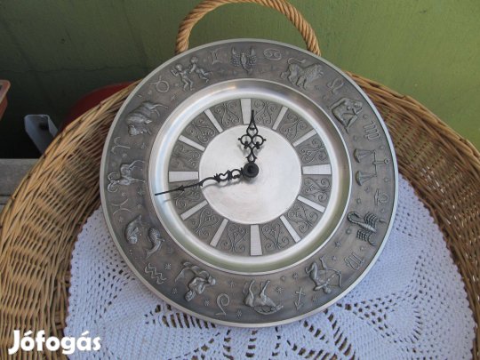 Angyal jelzésű, horoszkópmintás, fém falióra -Működik