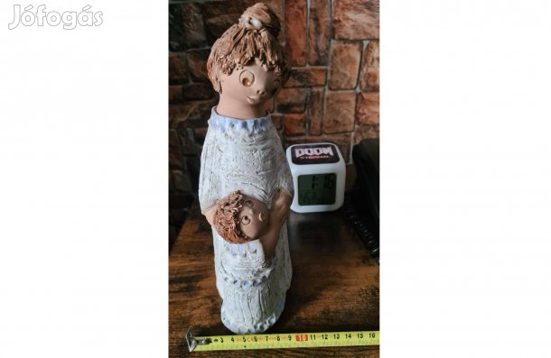 Antalfiné Szente Katalin: Anya gyermekével kerámia figura