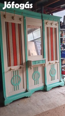 Antik 100 eves előszobafal eladó Székesfehérváron.