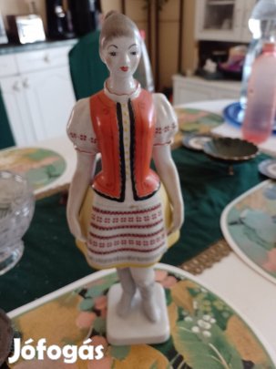 Antik Hollóházi  pocelán  Népviseletes lány