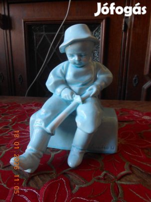 Antik Zsolnay alapmázas faragó fiú