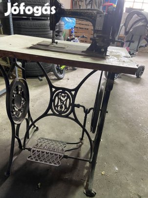 Antik "The New Shuttle" varrógép öntöttvas lábbal, eredeti búrával