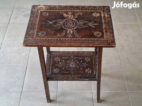 Antik, díszesen faragott, népi motívumos, kétszintes lerakóasztal