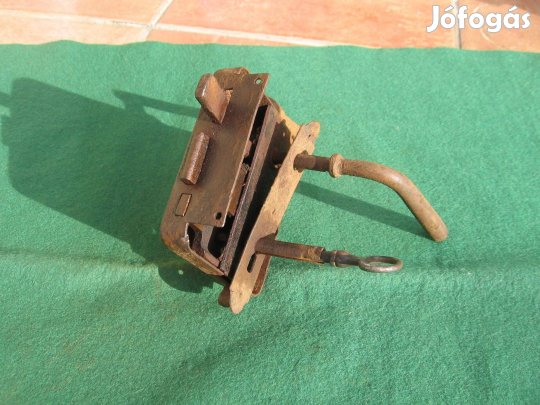 Antik, kisebb méretű ajtózár eredeti kulcsával,stb., használható db
