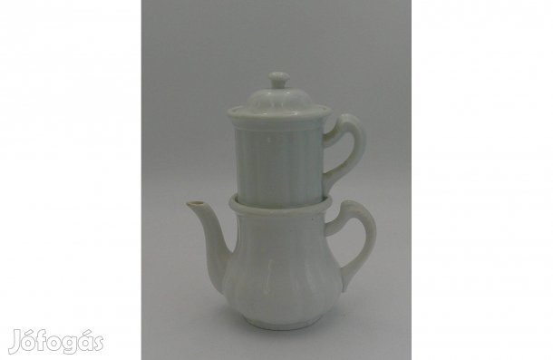 Antik, régi fehér fajansz kancsó, kiöntő szűrővel, tetővel