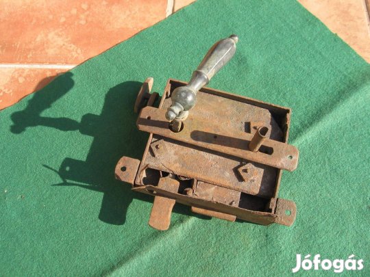 Antik ajtózár a megtalálás állapotában, kilincsekkel, cimkével ea