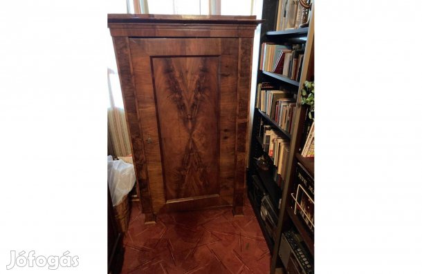 Antik akasztós szekrény