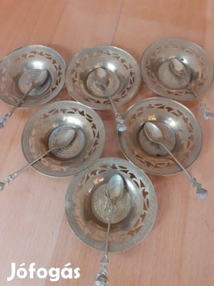 Antik áttört mintás réz tányérka kiskanalakkal 6-6db