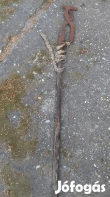 Antik az izzó vasat tartó fogó kovács szerszám nyéllel