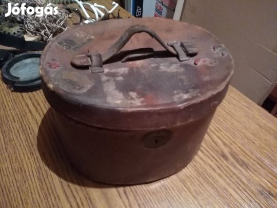 Antik bőr kalapdoboz selyem béléssel, utazócimkékkkel