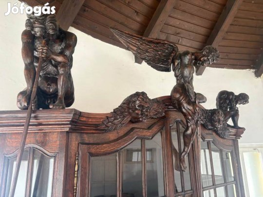 Antik bútor - szekrény