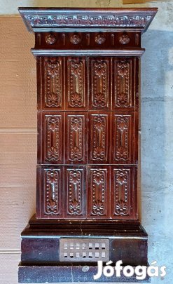 Antik cserépkályha lábazattal, díszes párkánnyal