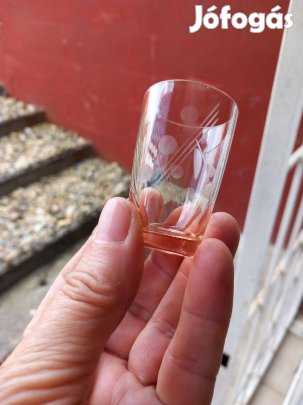 Antik csiszolt üveg stampedlis pohár 2cl-es lazac szín