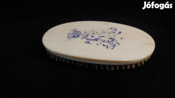 Antik csontfaragás koronás címerrel, ruhakefe