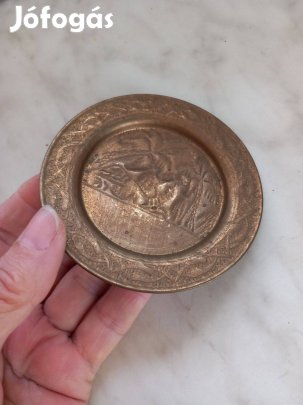 Antik domborműves vörösréz tányérka 1 db
