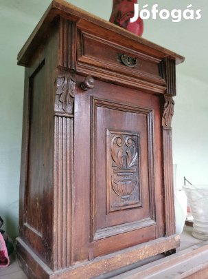 Antik éjjeli szekrény