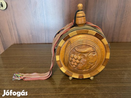 Antik fa faragott kulacs, szépen díszített