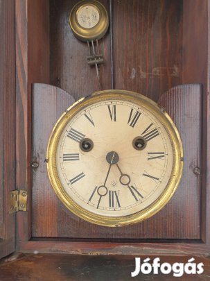 Antik falióra müködik 