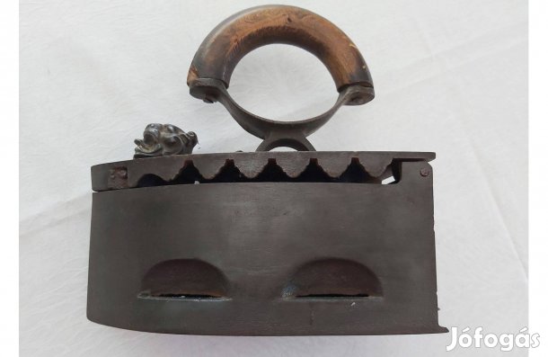 Antik faszenes vasaló egyedi oroszlánfejes díszítéssel